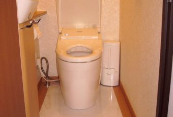 トイレを丸ごとリフォーム♪<br />
床にハイドロセラフロアを入れさせていただきお掃除が楽になりました♪<br />
このハイドロセラフロアは光触媒の力を利用して、臭いや汚れの原因になる菌を防ぎます。<br />
 素材はトイレと同じセラミックですので、丈夫できれい長持ちです♪