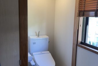 さらに内装を仕上げ、給排水管を１階より立ち上げ完成したトイレがコチラです。<br />
使用頻度は少ないだろうからということで今回は扉をつけていません。イレがこちらです！