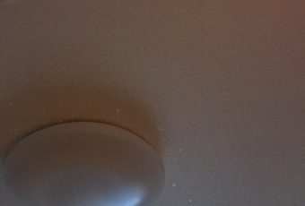 そしてこちらが天井の施工後のお写真です。<br />
少し分かりづらいですが、消灯後絵柄の一部がやわらかく光ります。<br />
トキワの蓄光壁紙になります。<br />
蓄光です。光を蓄えるクロスなんです！！<br />
