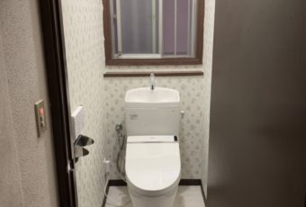トイレのお取替の他に、トイレの壁紙や天井、床も張替させて頂きました。<br />
とても明るく清潔感溢れるおトイレに変身しましたね。<br />
気持ちよく使って頂ける事と思います。