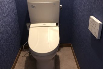 壁にリモコンを取り付けるタイプのトイレに大変身！<br />
お掃除がし易くなった事と思います。<br />
