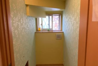 こちらのお宅は、二階への階段下におトイレが設計されていて、おトイレの天井に凹凸がありますが、職人がキレイに仕上げます。<br />
今回二色使いにされ、壁紙が変わるだけでも　おトイレがパッと明るくなりますね。