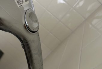 吐水モードの切り替え、止水のスイッチはシャワーを浴びながらでも操作しやすい位置に配置されています。<br />
握りやすい持ち手で、ストレスフリーなデザインです。