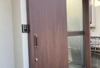 車椅子ご利用の方も出入りしやすいよう、開き戸の玄関ドアを引き戸のドアに変更されました。