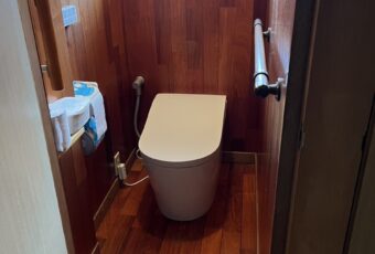 トイレ全体から細部まで、汚れがたまりにくいデザインですので、サッとひとふきでお掃除が出来ます。<br />
<br />
センサーが人の動きを検知し、使用するときだけ便座を温める機能（瞬間暖房便座）付ですので、待機時の保温電力を抑えてくれます。