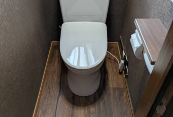 TOTOウォシュレット　アプリコットF1Aには、オート便器洗浄機能が付いています。<br />
オート便器洗浄機能とは・・・便座から立ち上がって約１０秒後に水が流れる機能です。<br />
センサーが大・小を判別し、自動で洗浄します。<br />
<br />
<br />
