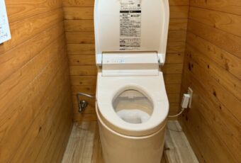 TOTOの人気一体型トイレ、GG１です。<br />
手洗なしはタンクレスのようなローシルエット・コンパクトさが魅力。<br />
手洗ありは子供から大人まで使いやすい高さの広く深いボウルが人気です。<br />
すき間や凹凸を少なくしたシンプルで美しいデザイン、汚れが付きにくいセフィオンテクト付きで、洗浄水量も4.8Lと超節水です。<br />
