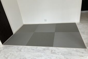 銀鼠色を市松模様に敷きました