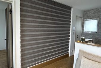 陽射しを採り入れたり、しっかりと視線を遮ったり、シンプルな操作方法で、細かな採光や昇降を<br />
自在に行えます。