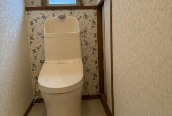 便器・タンク・便座が一体型のトイレです。<br />
スッキリしたデザインです。<br />
便器と便座の段差や隙間が少なく、お掃除がしやすいトイレです。<br />
オート便器洗浄機能付きですので、うっかり流し忘れがありません。<br />
手洗い付きと無しがお選びいただけます。<br />
