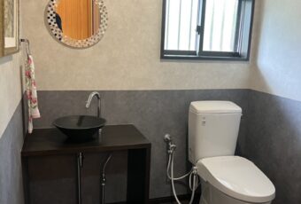 以前は大便器と男性用小便器に分かれた造りでしたが、今回１部屋のおしゃれなトイレに改造されました<br />
<a href=
