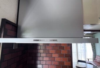 LIXILのよごれんフードは、汚れにくい工夫で、面倒なお手入れから解放するレンジフードです。<br />
<br />
＊レンジフード内部への油の侵入を抑えて　ファンのお掃除をラクに･･･煙の中の油分を分離し、油だけを集めるオイルスマッシャー機構を採用。面倒だったファンやフードの内部のお手入れがいりません。<br />
<br />
＊ファンの風量を自動で切り替え、捕煙漏れを抑制します･･･レンジフードに搭載した温度センサーで風量を自動調整。油煙が発生しやすい高温調理を検知すると強運転、それ以外は中・弱運転を選択して省エネ運転します。