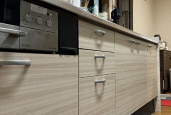 キッチン扉と引き出しにダイノックシート張り工事/筑紫野/リフォーム