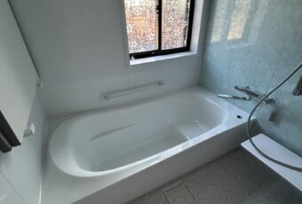 お手入れが大変な床・浴槽はボタン一つで自動洗浄（オプション設定）<br />
①床ワイパー洗浄･･･次に入浴される方の為、一日の終わりに等、ボタンひとつで「洗浄＋除菌仕上げ」までしてくれるので、床周りの綺麗が続きます<br />
②おそうじ浴槽･･･浴槽内を隅々までボタン一つで洗浄してくれます。入浴直後に毎日仕様することで、手洗い掃除は２週間に１回程度に。面倒なお掃除がネックになってお風呂を十分に楽しめなかった方にお勧めです。<br />
<br />
