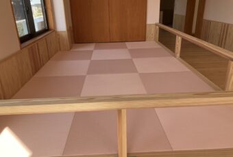 機械すき和紙を防汚加工し、畳織しています。<br />
イ草の畳に比べ、カビやダニの発生が少ないです。<br />
撥水性がありますので、水分や汚れが染み込みにくいです。<br />
