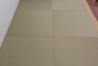 （撥水性に優れ掃除がラク）<br />
樹脂コーティング加工された『健やかおもて』なら撥水性に優れ、万一飲み物をこぼした場合でも、拭くだけでキレイになります。<br />
※お手入れの方法に従って、汚れは早めに拭き取ってください。