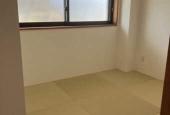 （優れた耐久性）<br />
小さいお子様やペットのいるご家庭で気になるのが、傷や摩擦などによる畳の傷み。『健やかおもて』なら通常のイ草おもてに比べて約3倍の耐久性を実現。<br />
