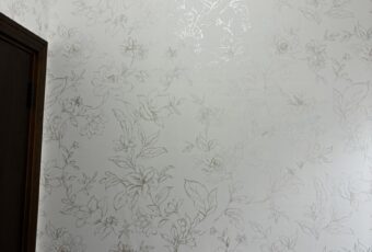 壁のクロスの品番（77-4068）