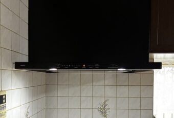 ノーリツレンジフード（Curara）<br />
操作部が大きく見やすい　スッキリデザインです）コンロ連動無<br />
油汚れに強い塗装で、お手入れ簡単です。<br />
ワンプッシュファン・オイルトレー・本体・整流版には《オイルガード塗装》を施している為、お手入れが簡単です。